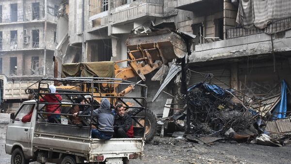 Цивили пролазе поред рушевина у Алепу - Sputnik Србија