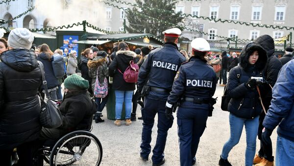 Pripadnici policije patroliraju na Božićnom sajmu u Salcburgu - Sputnik Srbija