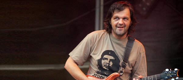 Emir Kusturica na koncertu u majici sa likom Če Gevare Emir Kusturica na koncertu u majici sa likom Če Gevare - Sputnik Srbija