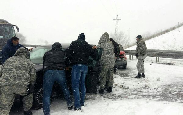 Припадници Жандармерије притекли у помоћ после ланчаног судара на ауто-путу код Ниша - Sputnik Србија