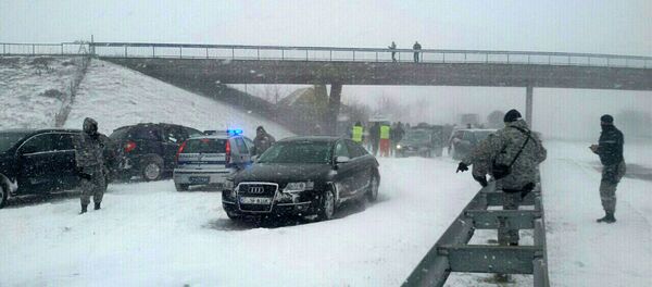 Припадници Жандармерије притекли у помоћ након ланчаног судара на аутопуту код Ниша - Sputnik Србија