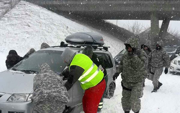 Припадници Жандармерије притекли у помоћ након ланчаног судара на ауто-путу код Ниша - Sputnik Србија