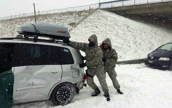 Припадници Жандармерије притекли у помоћ након ланчаног судара на аутопуту код Ниша - Sputnik Србија