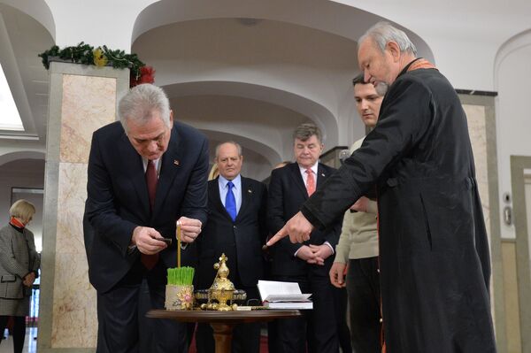Predsednik Srbije Tomislav Nikolić nakon unošenja badnjaka u zgradu Generelnog sekretarijata predsednika republike. Predsednik Srbije Tomislav Nikolić nakon unošenja badnjaka u zgradu Generelnog sekretarijata predsednika republike. - Sputnik Srbija