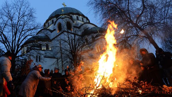 Паљење бадндњака испрех храма Светог Саве у Београду - Sputnik Србија