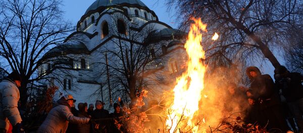 Paljenje badndnjaka ispreh hrama Svetog Save u Beogradu - Sputnik Srbija