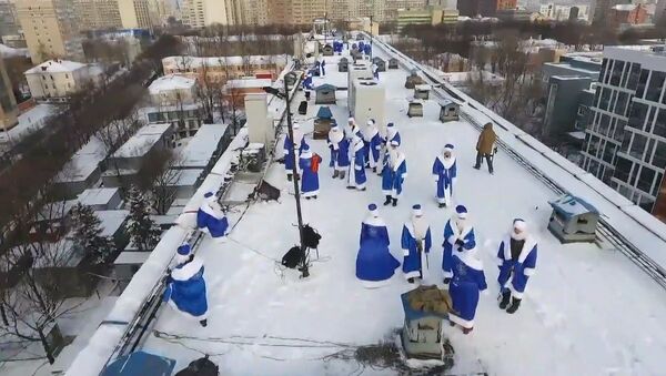 Deda Mraz sa krova: čestitke bolesnoj deci u jednoj od moskovskih bolnica - Sputnik Srbija