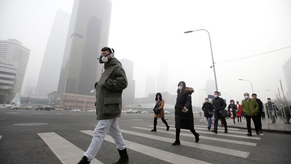 Da li nas čeka ovakca budućnost? Zima u Pekingu - ljudi nose maske nakon što je izdata crvena uzbuna za zagađenje vazduha. - Sputnik Srbija