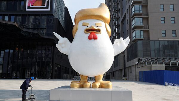 Статуа - Доналд Трамп као пиле - Sputnik Србија