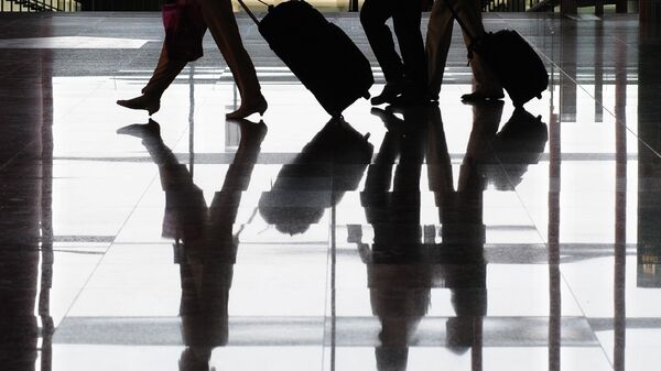 Одраз путника и њиховог пртљага на аеродрому у Пекингу - Sputnik Србија