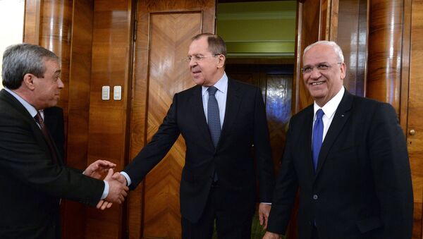 Šef diplomatije Sergej Lavrov i predsednik Organizacije za oslobađanje Palestine S. Erekatom - Sputnik Srbija