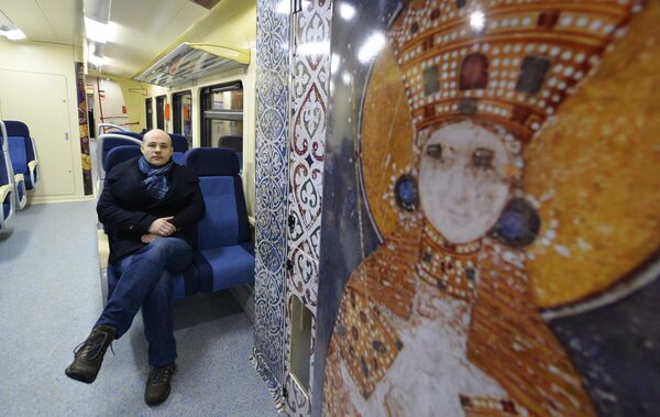 Grafički dizajner Andrej Vasiljević, autor idejnog rešenja za dekoraciju unutrašnjosti voza za železničku liniju Beograd - Kosovska Mitrovica. Grafički dizajner Andrej Vasiljević, autor idejnog rešenja za dekoraciju unutrašnjosti voza za železničku liniju Beograd - Kosovska Mitrovica. - Sputnik Srbija