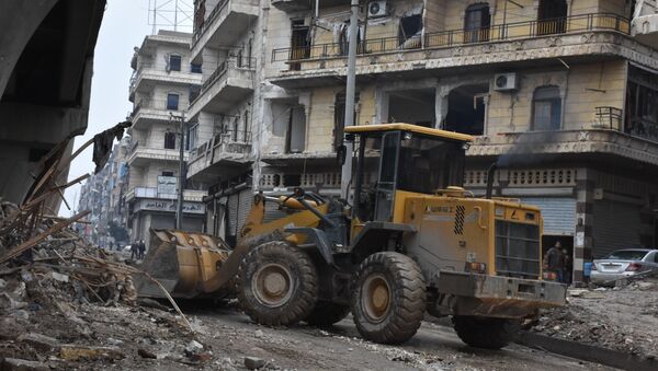 Трактори чисте порушене зграде у делу Алепа ослобођеном од терориста - Sputnik Србија