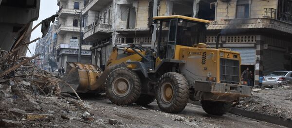 Трактори чисте порушене зграде у делу Алепа ослобођеном од терориста - Sputnik Србија