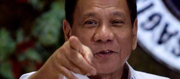 Председник Филипина Родриго Дутерте упире прстом у фотографе на церемонији за истакнуте раднике владе у Манили - Sputnik Србија