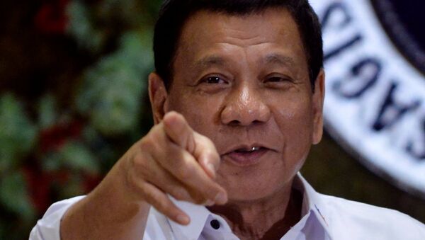 Predsednik Filipina Rodrigo Duterte upire prstom u fotografe na ceremoniji za istaknute radnike vlade u Manili - Sputnik Srbija