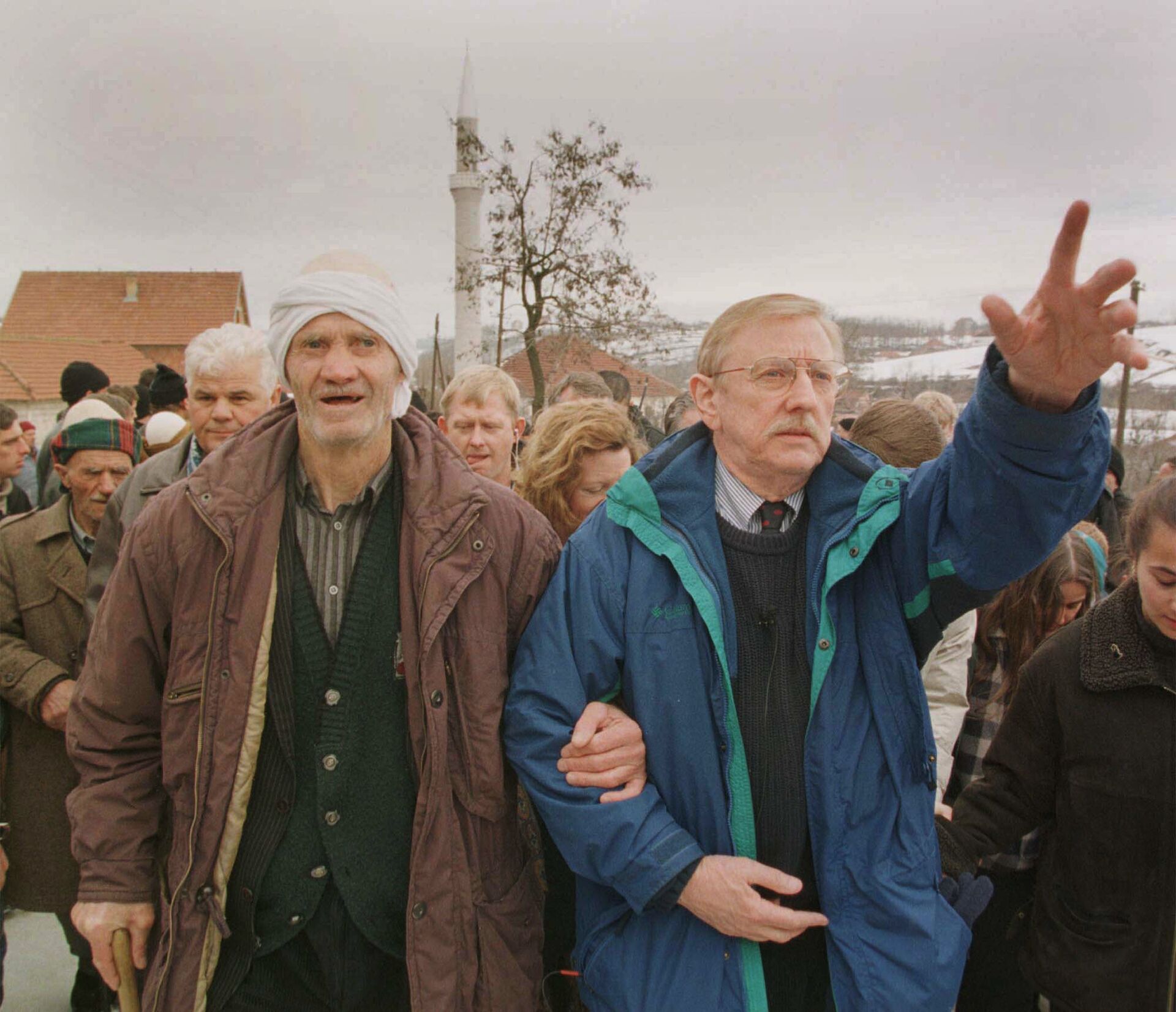 Вилијам Вокер на сахрани Албанаца у селу Рачак у фебруару 1999. - Sputnik Србија, 1920, 20.02.2022