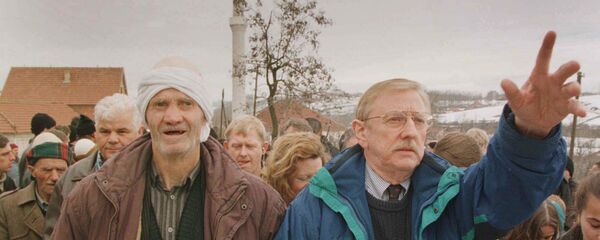 Vilijam Voker na sahrani Albanaca u selu Račak u februaru 1999. Vilijam Voker na sahrani Albanaca u selu Račak u februaru 1999. - Sputnik Srbija