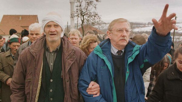 Вилијам Вокер на сахрани Албанаца у селу Рачак у фебруару 1999. - Sputnik Србија