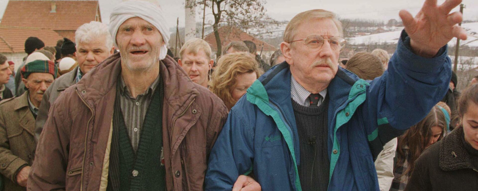 Вилијам Вокер на сахрани Албанаца у селу Рачак у фебруару 1999. - Sputnik Србија, 1920, 19.08.2021