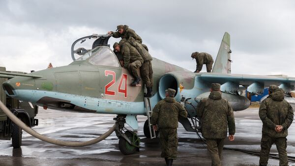 Руски бомбардер Су-25 на бази Хмејмим - Sputnik Србија