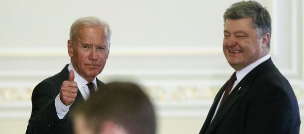 Потпредседник САД Џо Бајден и председник Украјине Петро Порошенко - Sputnik Србија