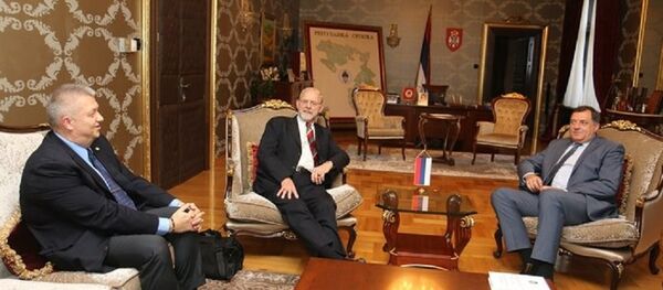 Bivši zamenik šefa CIA za Balkan Stiv Majer (u sredini) u nedavnoj poseti Republici Srpskoj razgovorao je sa predsednikom RS Miloradom Dodikom. - Sputnik Srbija