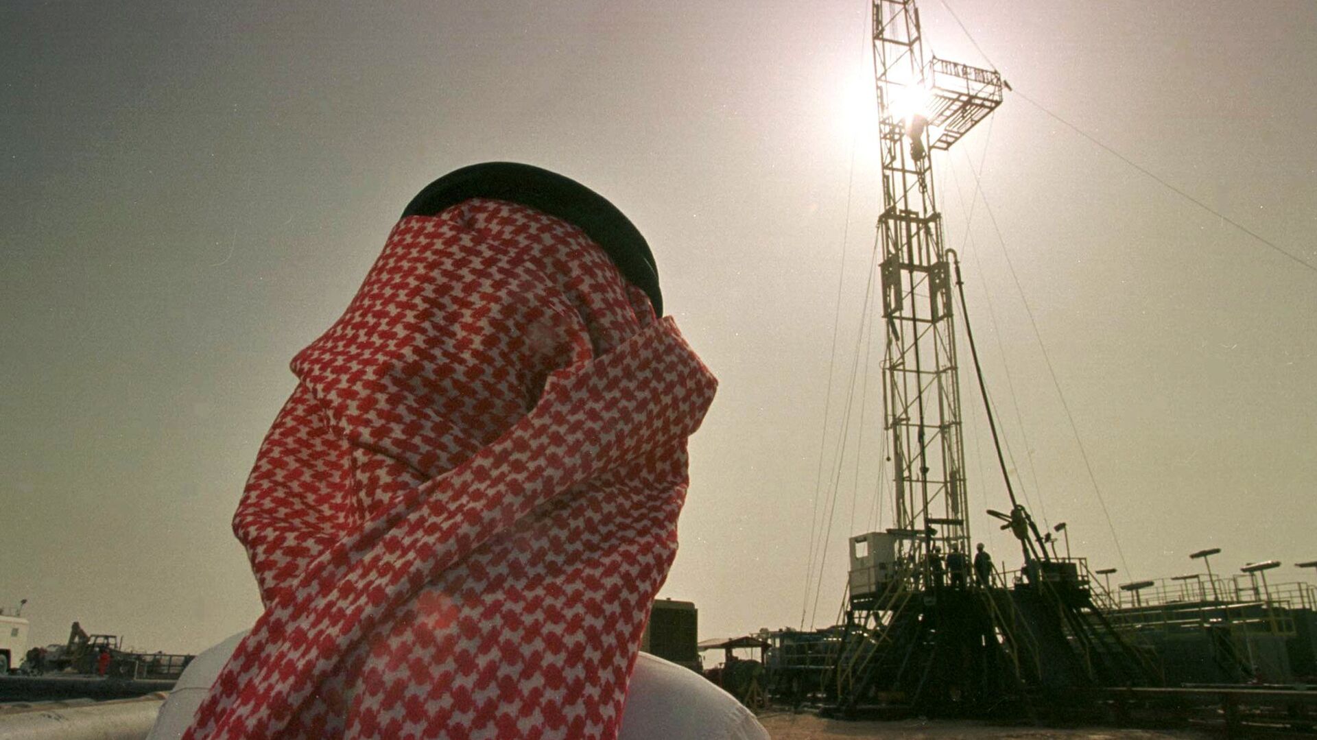 Халед ел Отаиби, званичник саудијске нафтне компаније Арамко посматра радове на нафтном пољу Ел Хаута - Sputnik Србија, 1920, 02.06.2022