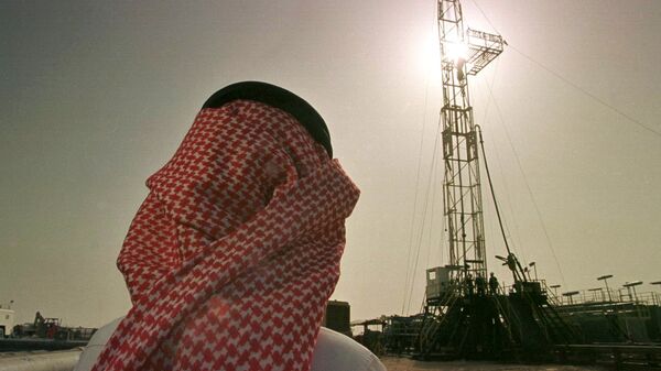 Халед ел Отаиби, званичник саудијске нафтне компаније Арамко посматра радове на нафтном пољу Ел Хаута - Sputnik Србија