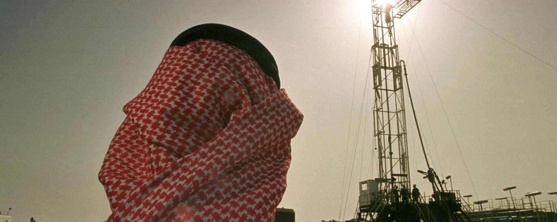 Haled el Otaibi, zvaničnik saudijske naftne kompanije Aramko posmatra radove na naftnom polju El Hauta - Sputnik Srbija, 1920, 02.06.2022