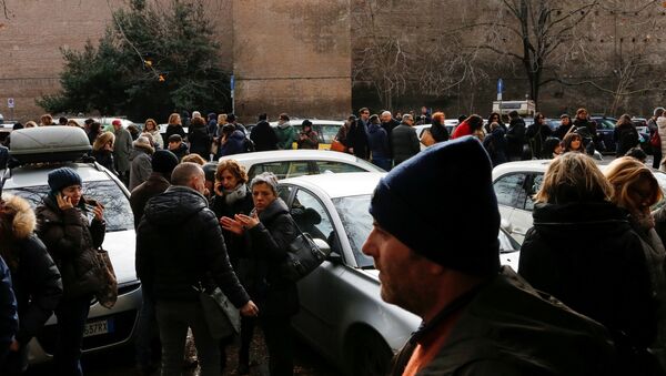 Ljudi izašli na ulice u Rimu zbog zemljotresa - Sputnik Srbija