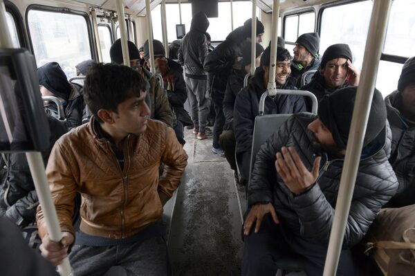 После дугих преговора, мигранти су пристали да уђу у аутобус. У прихватном центру у Обреновцу чека их топао оброк и одећа. - Sputnik Србија