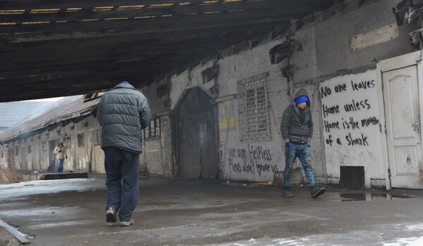 Графити су начин да се скрене пажња на људе који чекају да прођу у бољи живот који им је обећан - Sputnik Србија