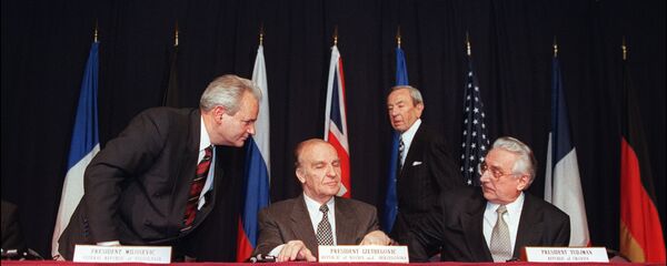 Алија Изетбеговић, Фрањо Туђман и Слободан Милошевић на мировним преговорима у бази Рајт Петерсон у Дејтону, Охајо. Алија Изетбеговић, Фрањо Туђман и Слободан Милошевић на мировним преговорима у бази Рајт Петерсон у Дејтону, Охајо. - Sputnik Србија