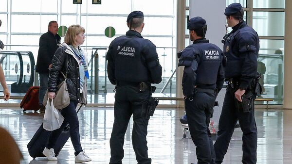 Каталонска полиција патролира на аеродрому у Барселони - Sputnik Србија