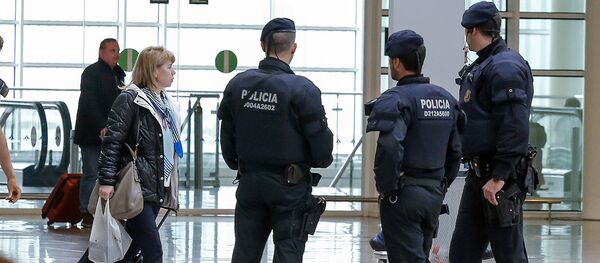 Katalonska policija patrolira na aerodromu u Barseloni - Sputnik Srbija