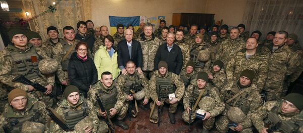 Predsednik Ukrajine Petro Porošenko, američki senatori Džon Mekejn, Lindzi Grejam i Ejmi Klobučar sa ukrajinskim marincima u Donjeckoj oblasti Predsednik Ukrajine Petro Porošenko, američki senatori Džon Mekejn, Lindzi Grejam i Ejmi Klobučar sa ukrajinskim marincima u Donjeckoj oblasti - Sputnik Srbija