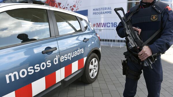 Припадник каталонске полиције испред конгресне зграде Мобилног света у Барселони - Sputnik Србија