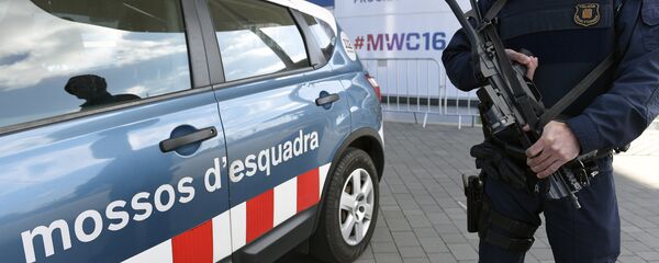 Припадник каталонске полиције испред конгресне зграде Мобилног света у Барселони - Sputnik Србија