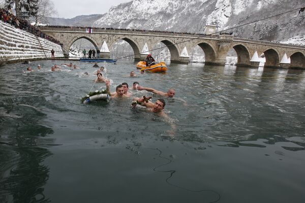 Пливање за Часни крст у Сарајеву на Богојављање - Sputnik Србија