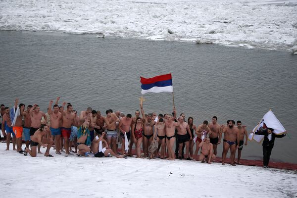 Treba skočiti u ledenu reku — za Časni krst je sve lako - Sputnik Srbija
