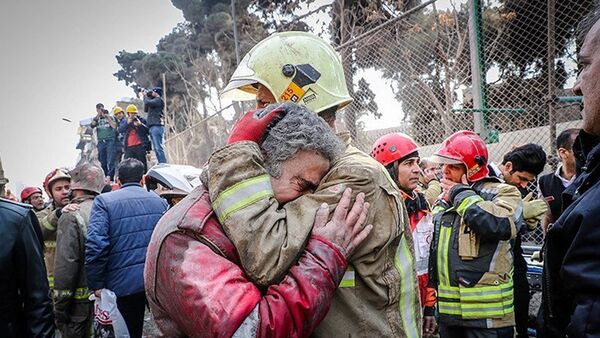 Неутешни људи после рушења зграде у Техерену - Sputnik Србија