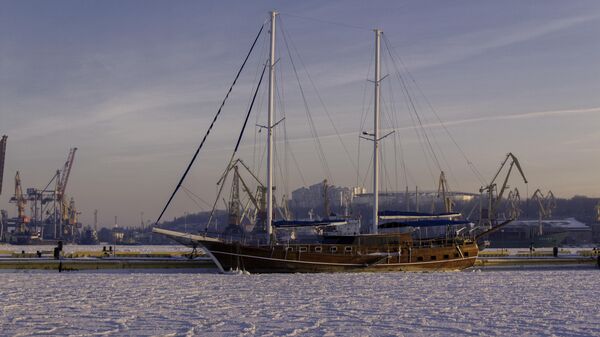 Брод окован ледом у луци у Одеси - Sputnik Србија