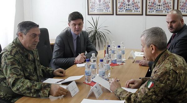 Sastanak načelnika generalštaba Ljubiše Dikovića i komandanta KFOR-a Đovanija Funge - Sputnik Srbija