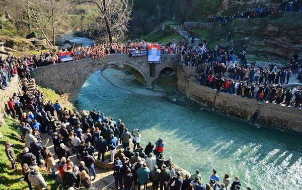 Plivanje za Časni krst u Podgorici - Sputnik Srbija