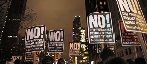 Demonstranti nose transparente na protestu protiv Donalda Trampa u Njujorku - Sputnik Srbija