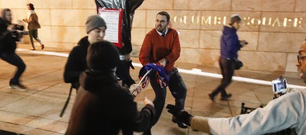 Демонстранти се боре против Трампових присталица уочи инаугурације новог америчког председника Доналда Трампа у Вашингтону. - Sputnik Србија
