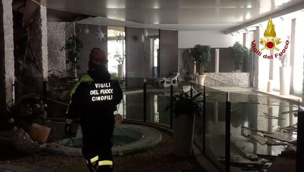Italijanski vatrogasac ulazi u hol hotela Rigopjano nakon što se lavina obrušila na hotel u centralnoj Italiji - Sputnik Srbija