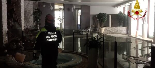Италијански ватрогасац улази у хол хотела Ригопјано након што се лавина обрушила на хотел у централној Италији - Sputnik Србија