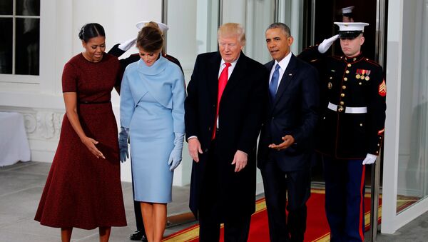 Меланијa Трамп са супругом  Доналдом и Бараком Обамом на инаогурацији у Вашингтону - Sputnik Србија
